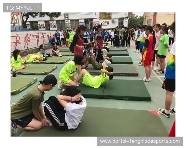 初一学生姚同学校引体向上赛一分钟23个，班主任赞其拼搏精神